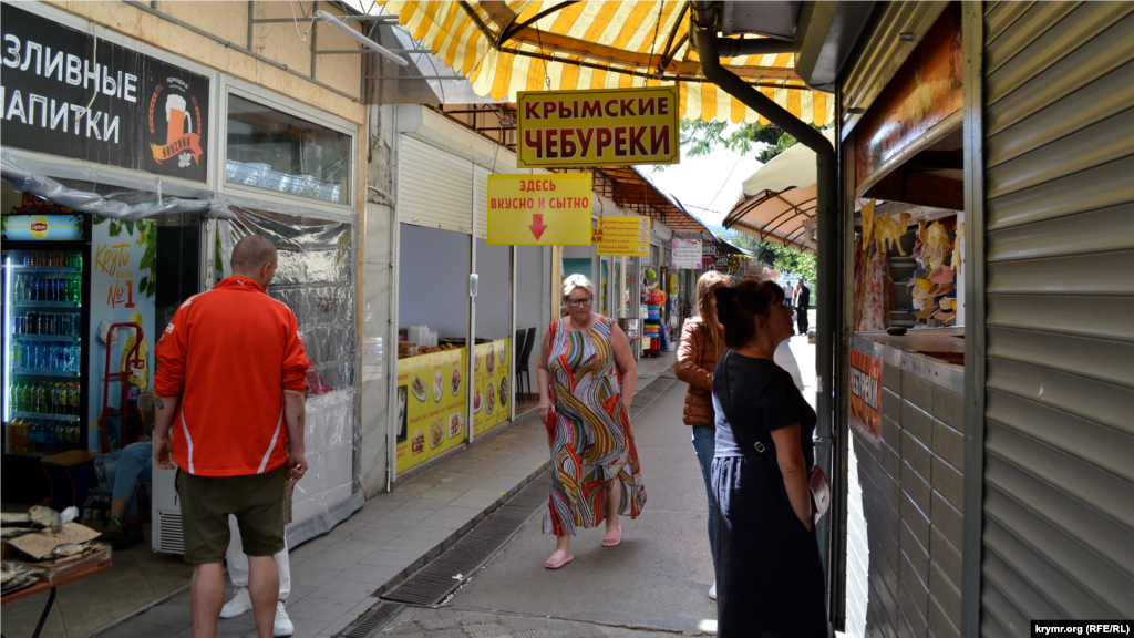 Торговцы чебуреками и другой едой стараются не упустить немногочисленных курортников 