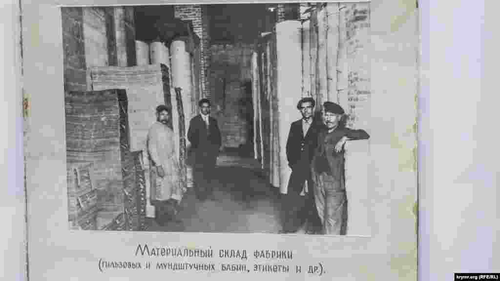 В самом Крыму было около десяти табачных фабрик. Три из них располагались в Феодосии. Первая и самая известная была основана караимом, купцом Вениамином Стамболи в 1861 году