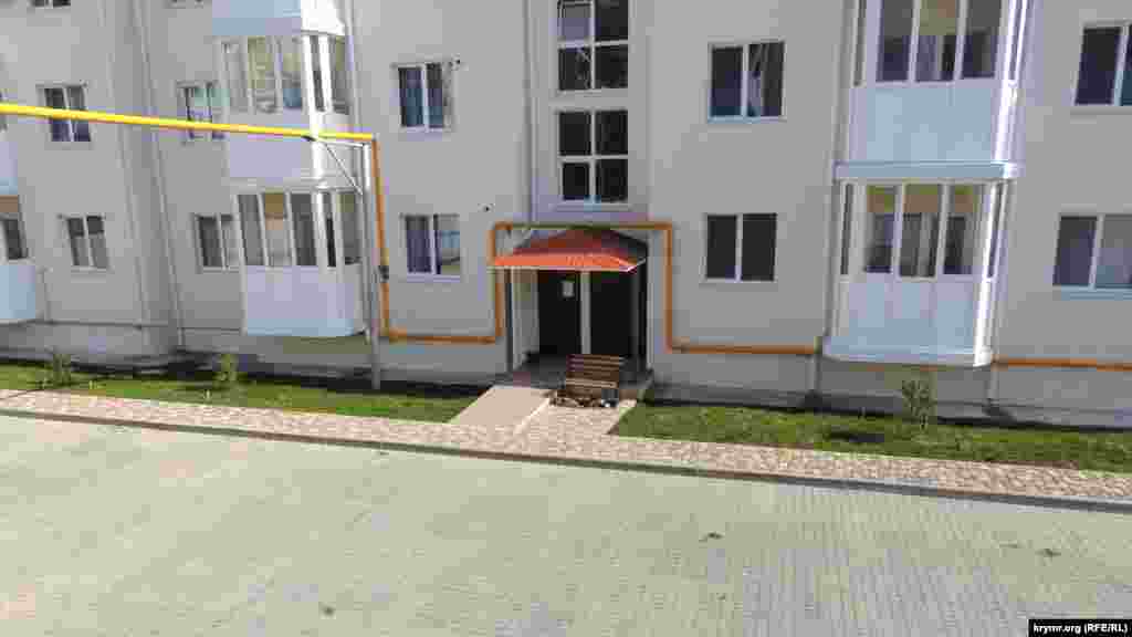 В Керчи новый дом для переселенцев с Цементной слободки дал трещину. После прошедших на Керченском полуострове дождей, отмостка у дома просела, в результате дом «висит» над землей