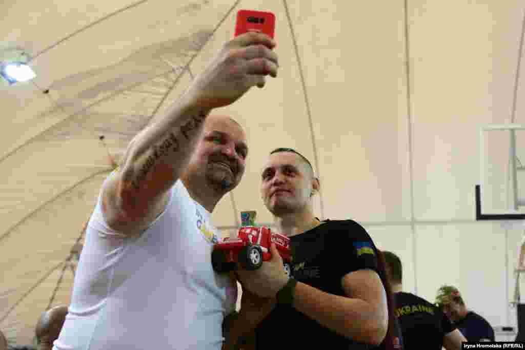 Тренер збірної України на «Іграх нескорених» і учасник відкритого тренування роблять селфі