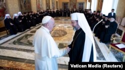 Глава УГКЦ Святослав подарував папі Франциску фрагмент російської міни, яка у березні знищила фасад храму УГКЦ в Ірпені. Фото архівне