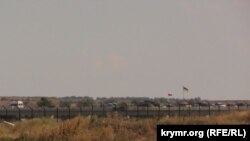 Машины на так называемой нейтральной зоне, возле КПВВ "Чонгар", 12 августа 2016 год