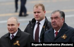 ვლადიმირ პუტინი (მარცხენა) და იმომალი რაჰმონი - ტაჯიკეთის პრეზიდენტი, 2021 წ. 9 მაისი, მოსკოვი