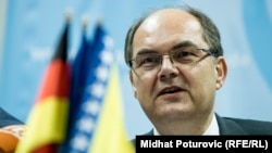 Christian Schmidt bi trebao zamijeniti Valentina Inzka, austrijskog diplomatu koji je na čelo Ureda visokog predstavnika (OHR) imenovan 2009., godine, nakon što je zvanično počeo proces zatvaranja OHR-a koji traje gotovo 13 godina.