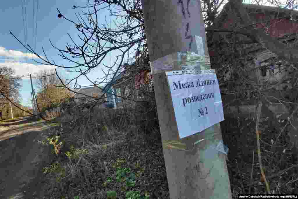 За умовами розведення, одна сторона вулиці у Катеринівці тепер, так би мовити, українська, інша – «сіра». Селище раніше вже було у «сірій зоні» – з 2014-го по січень 2018-го, коли українська армія повернула його під свій контроль