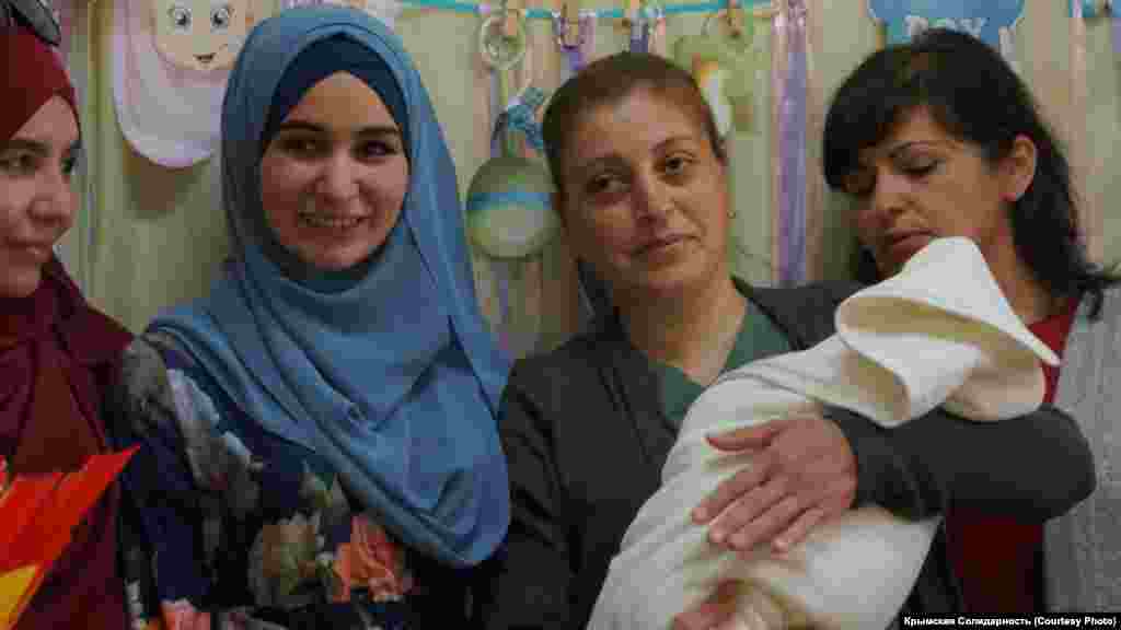 Девочка – долгожданный ребенок в семье. Ее появления на свет родители ждали четырнадцать лет. Кроме нее в семье еще два мальчика. В день выписки 4 мая Эльмиру Абдурахманову из роддома встречали крымскотатарские активисты и просто неравнодушные люди. Как это было – смотрите в фотогалерее