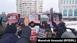 Участники акции за отказ от экстрадиции казахстанского блогера и соратника лидера движения ДВК Жанары Ахмет. Алматы, 8 января 2020 года.