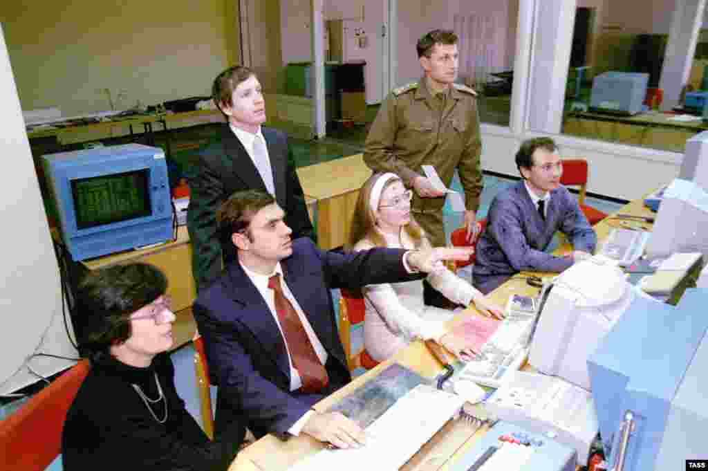 3 ноября 1996 года, Центр дальней космической связи под Евпаторией. Группа украинских и российских специалистов координируют работу наземных систем связи с космическим аппаратом «Марс-96». 16 ноября межпланетная станция «Марс-96» совершила три витка вокруг Земли, вошла в атмосферу и там частично разрушилась. Это случилось через пять часов после запуска. 17 ноября аппарат упал в воды Тихого океана. Это была первая попытка России отправить миссию на Марс. Она оказалась неудачной, как и последующие. Украина в ноябре 2020 года присоединилась к программе NASA по освоению Марса, Луны, комет и астероидов