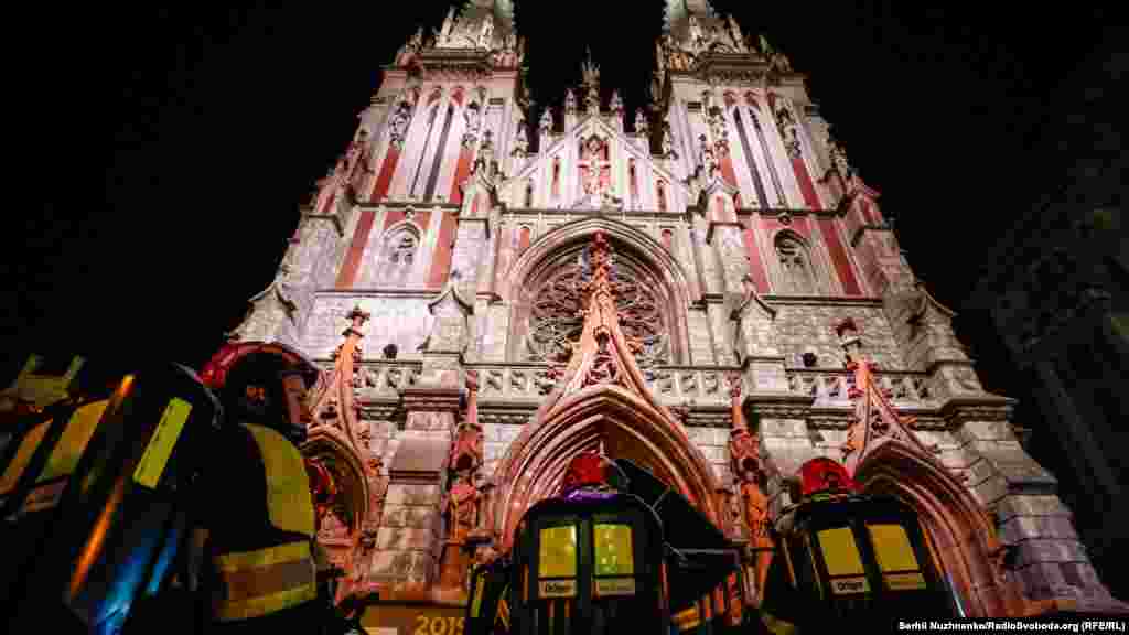 Костел Святого Миколая в Києві був збудований на початку 20-го століття в неоготичному стилі з нового на той час будівельного матеріалу &ndash; бетону. У будівлі нині діє і власне римо-католицький костел, і Національний будинок органної і камерної музики