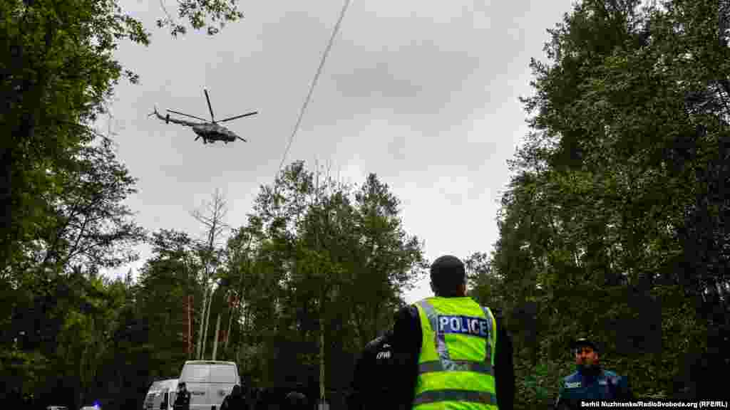 Шефір заперечив версії замаху, «почуті по телевізору» і нібито пов’язані з конфліктом у команді президента. «Жодних конфліктів у команді немає. Все, що було до цього сказано, – це все фейки. У нас команда дружна, злагоджена і йде вперед», – сказав він. Шефір також заявив, що його водій, який зазнав поранення під час нападу, «молодець» і «герой»