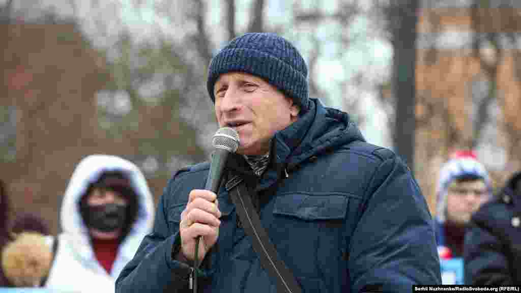 На акцию солидарности с Крымом вышли и бывшие политзаключенные. На фото – крымский журналист Николай Семена, которого в 2016 году российские власти полуострова обвинили в публичных призывах к нарушению территориальной целостности России.  В сентябре 2017 года журналисту был оглашен приговор: 2,5 года условно с трехлетним запретом заниматься журналистикой. Эта история закончилась зимой 2020-го: с Николая Семены сняли судимость, после чего он покинул Крым, чтобы продолжить профессиональную деятельность уже за пределами полуострова