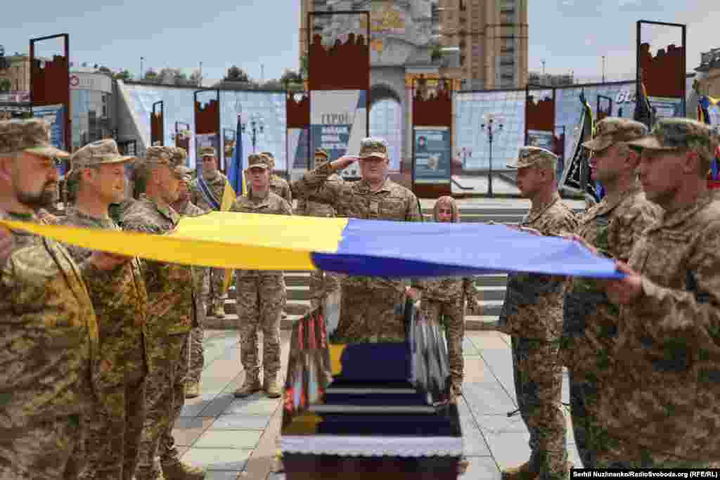«Людина пішла, але вона живе у своїх діях. живе в пам'яті нашій. І ми його згадуємо в домайданівські часи, ми його згадуємо в майданівські часи, ми згадуємо весь його героїчний чин, який будувався на одному принципі: Україна понад усе! То для нього були не просто слова», – каже побратим Романа. «Ми втратили великого воїна, вільного козака вільної України», – додає він