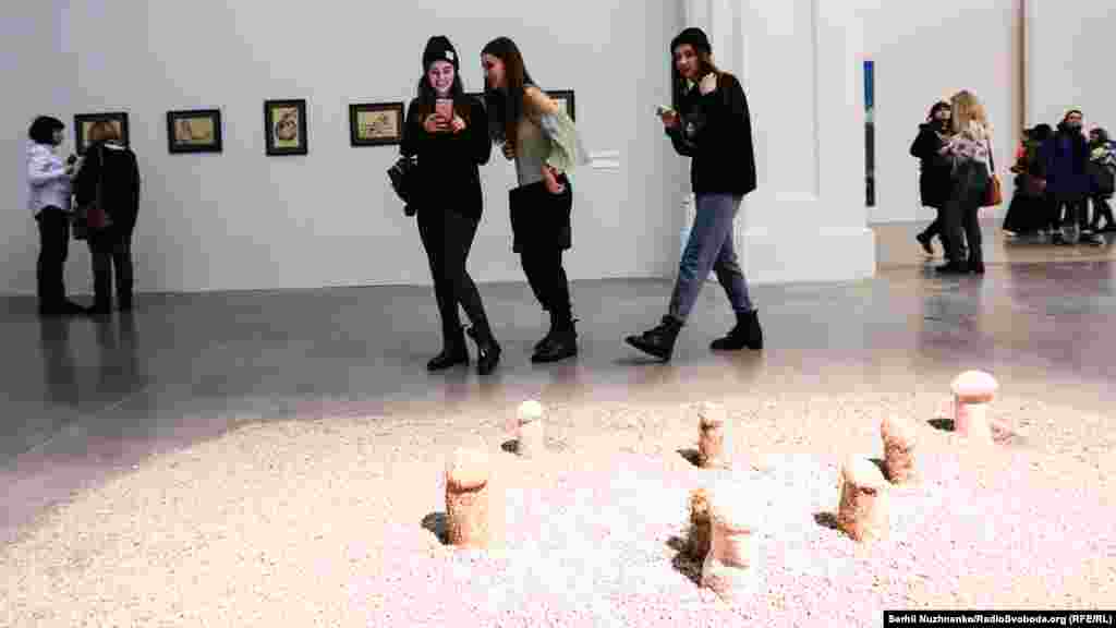 Даніела, студентка: «Дуже незвичайно, цікаво, ми спочатку думали, що це якісь пасочки. Підійшли, подивилися ближче – трохи змінили свою думку»