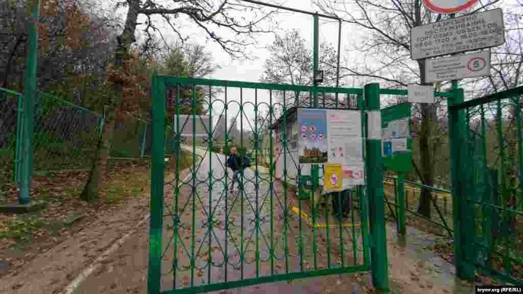 За воротами дворцовой территории – касса