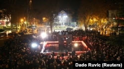 Боснійські хорвати моляться й запалюють свічки в пам’ять про генерала Слободана Праляка, який помер, випивши, за його ж словами, отруту, на знак протесту проти вироку Міжнародного трибуналу для колишньої Югославії в Гаазі, 29 листопада 2017 року