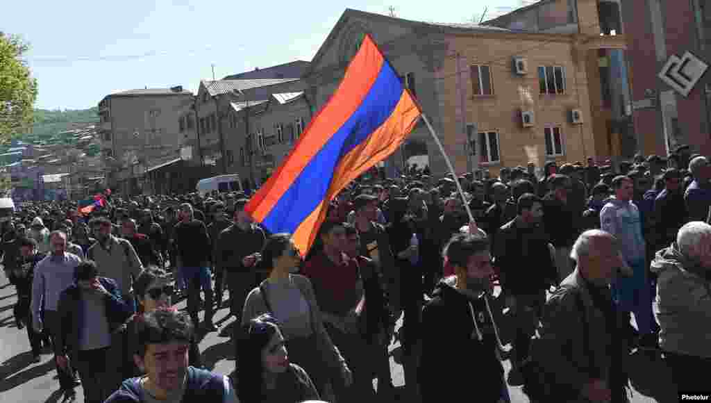 Демонстранти вийшли на площу Республіки, тримаючи вірменські прапори і вигукуючи «Вірменія без Сержа»