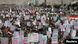 Demonstranti, pretežno pristalice Huta, okupljaju se kako bi pokazali solidarnost s Palestincima, obećavajući da američki zračni napadi neće spriječiti njihovu podršku, u Sani, Jemen, 25. aprila 2025.