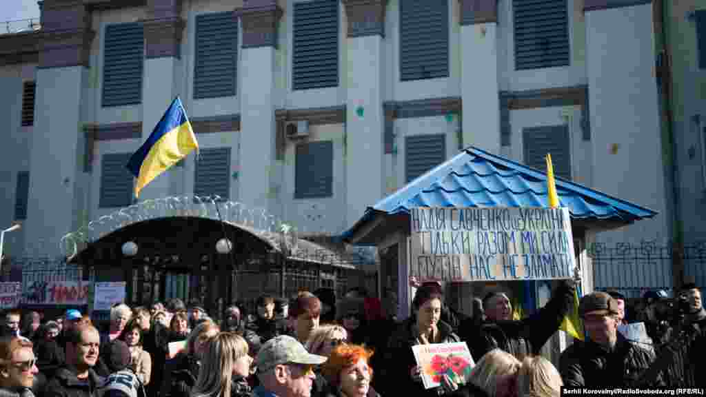 На будівлі посольства до цих пір можна побачити сліди від яєць та зеленки, що залишились після проведеної тут акції 6 березня. Цього разу все пройшло мирно