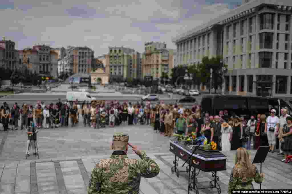 Прощання з Романом Орищенко на Майдані Незалежності у Києві.«Ми втратили наставника, ми втратили батька, ми втратили порядного мужа. Але ми і радіємо, тому що ми його мали. Ми мали його, як орієнтир. Ми радіємо, тому що він нас навчав, тому що ми вчилися у нього. Ми радіємо, тому що ми маємо що згадати», – каже про Орищенка його побратим, учасник Майданів, музикант Святослав Бойко.
