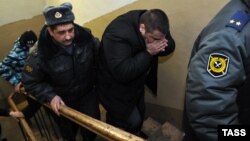 Лейтенант полиции Денис Иванов (в центре), обвиняемый в избиении 15-летнего Никиты Леонтьева