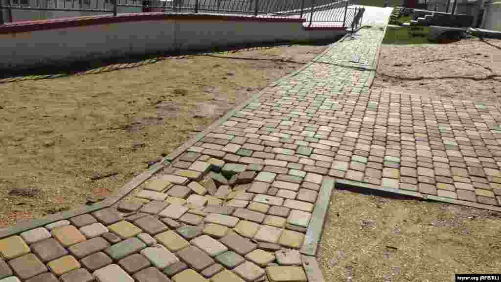 Ранее глава подконтрольного Кремлю правительства Крыма Сергей Аксенов хвалил качество работы строителей, и заявил, что «именно таким и должно быть типовое строительство на территории Крыма»