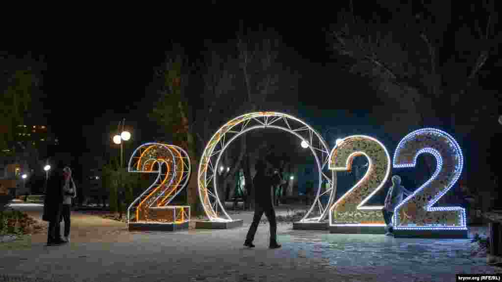 Новогодняя иллюминация возле автобусной остановки «Гортеатр» в Евпатории