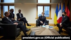 Президент України Володимир Зеленський (праворуч), президент Франції Еманюель Макрон (другий справа) та канцлер Німеччини Олаф Шольц (ліворуч) в кулуарах саміту «Східного партнерства». Бельгія, Брюссель, 15 грудня 2021 року