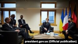 Президент України Володимир Зеленський (праворуч), президент Франції Еманюель Макрон (другий справа) та канцлер Німеччини Олаф Шольц (ліворуч) в кулуарах саміту «Східного партнерства». Бельгія, Брюссель, 15 грудня 2021 року