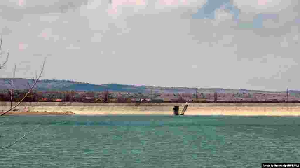 Плотина Аянского водохранилища. По информации российских властей Крыма, на начало апреля оно было заполнено лучших других крымских водохранилищ, конкретно – на 78%. Тогда как почти в девять раз большее Симферопольское водохранилище – только на 28%