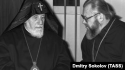 Патриарх-католикос всех армян Вазген (Палчян) и архиепископ Иов (справа), 1989 год