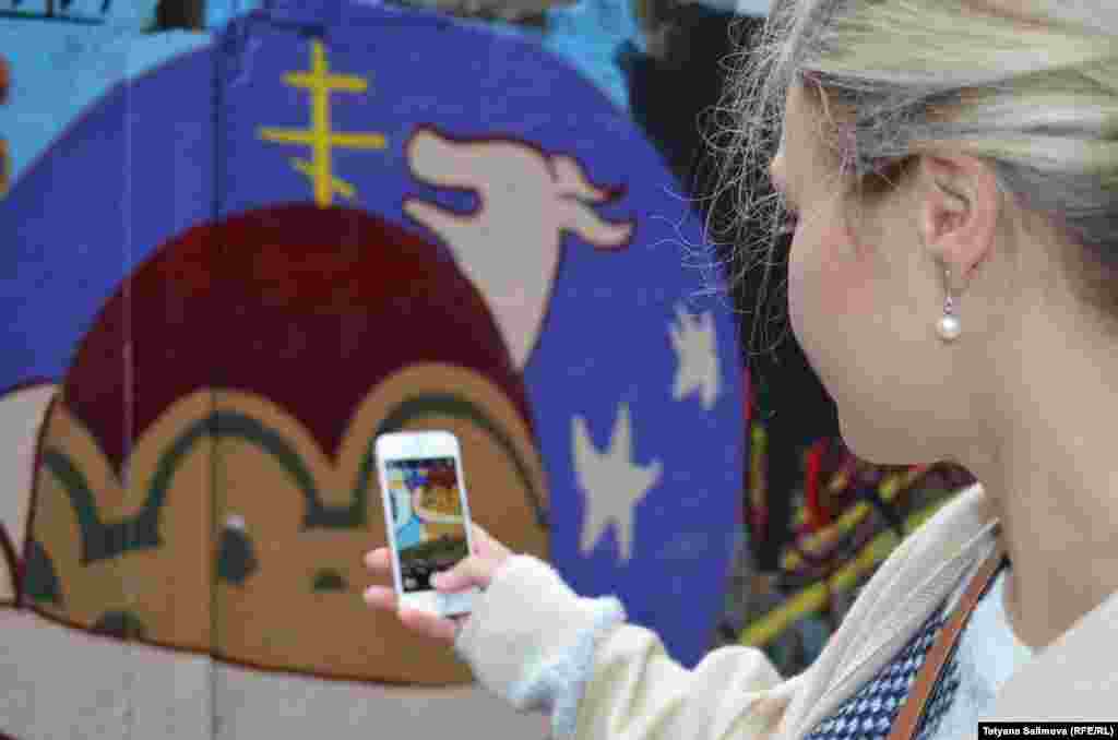 Граффити, стрит-арт, инсталляции, концерты, интерактивы, лаунж-зоны, маркеты авторских вещей – и это только развлечения