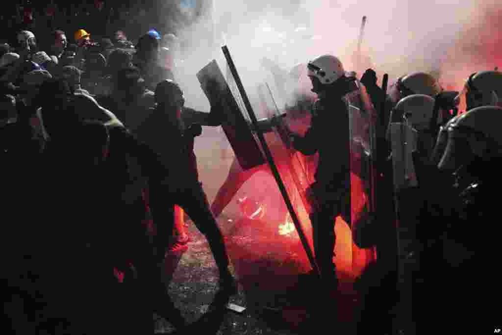 Задушување на демонстрантите, откако полицијата за немири употреби солзавец.