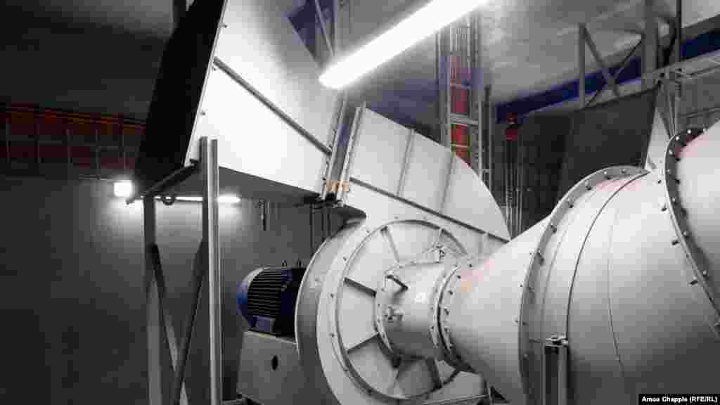 Ventilator u prostoriji za koji radnici kažu da je zaglušujuće glasan kada je OSM u funkciji. Josef Filip, tehnički menadžer OSM-a, rekao je za RSE da je mreža skloništa bila državna tajna pod komunističkim režimom u nekadašnjoj Čehoslovačkoj, koji je podržavao Sovjetski Savez. "Izgrađena je tokom Hladnog rata i u to vrijeme je bila pod kontrolom vojske", kaže on.