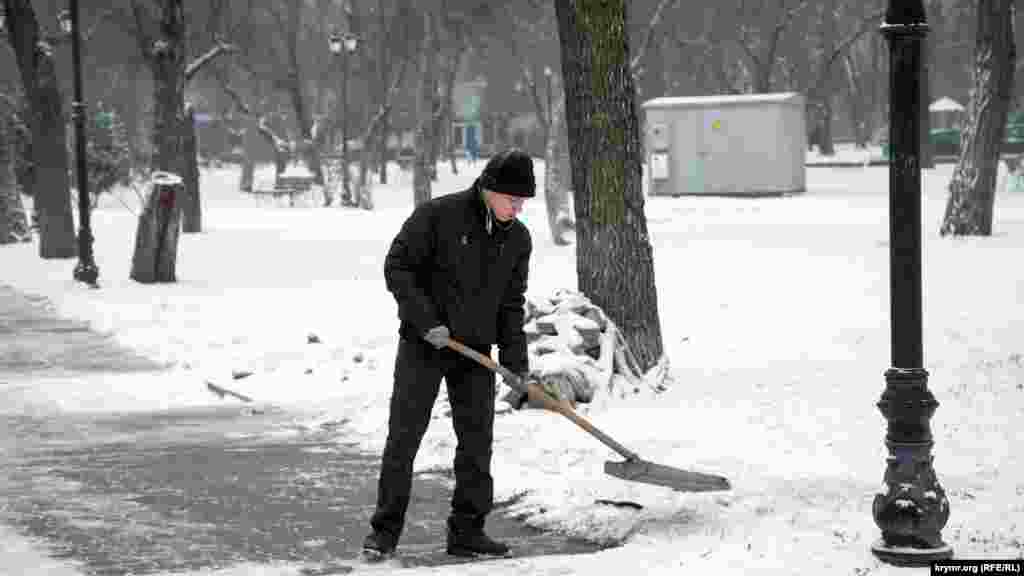 Уборщики старательно расчищают дороги для тех, кому непогода – не помеха