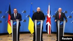 Міністр оборони Великої Британії Джон Гілі (справа), міністр оборони Німеччини Борис Пісторіус (зліва) і міністр оборони України Рустем Умєров (у центрі) на пресконференції після засідання Контактної групи з питань оборони України, Брюссель, Бельгія, 11 квітня 2025 року