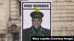 Виктор Орбан на оппозиционном плакате, критикующем венгерского премьера за сближение с Кремлем