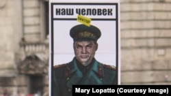 Виктор Орбан на оппозиционном плакате, критикующем венгерского премьера за сближение с Кремлем