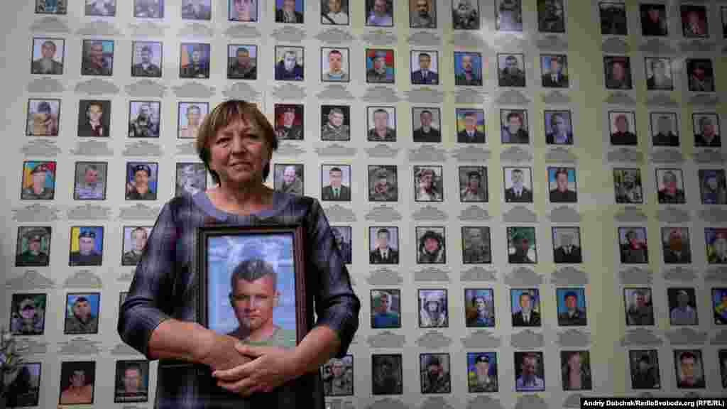 Нина Брановицкая, мать погибшего &laquo;киборга&raquo; Игоря Брановицкого, выразила сожаление, что чествование прошло, как всегда, &laquo;без официальных персон&raquo;