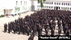 Маҳбусон дар маҳбаси марказии Душанбе.