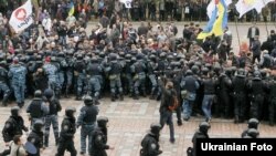 Тисячі учасників акції протесту біля парламенту вимагають розпуску Верховної ради, Київ, 3 листопада 2011 року