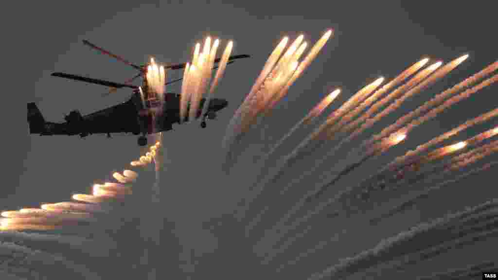 Российский военный вертолет Ка-52 проводит показательные авиаудары на конкурсе летного мастерства «Авиадартс-2016» в Крыму, 4 июня 2016 года