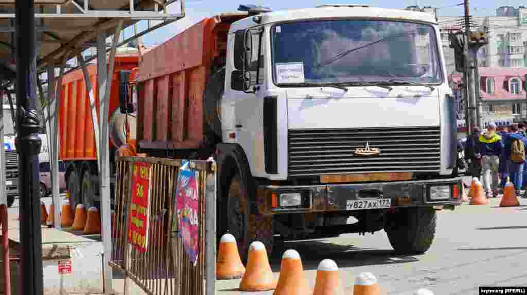 Самосвалы «Крымдорстрой» у разбираемого микрорынка 