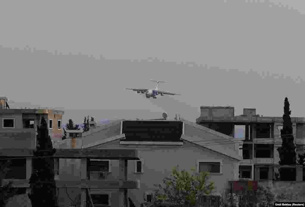 Російський транспортний літак іде на посадку на авіабазі Хмеймім. Для Бектаса найбільшим здивуванням у новій реальності був той факт, що він взагалі може працювати поблизу російської авіабази. «У минулому було б неможливо поїхати до Латакії та робити подібні фото. Тебе б затримали в перші хвилини», – розповідає фотограф