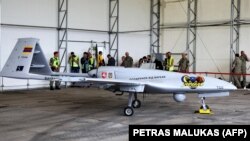 Кампанію зі збирання коштів на придбання безпілотника для України 26 квітня ініціював литовський журналіст Андрюс Тапінас. На фото Bayraktar перед відправкою до України. Литва, 6 липня 2022 року