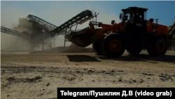 Видобуток у Каранському кар'єрі поблизу Волновахи у січні 2025 року запущений з допомого китайських компаній. За 2 роки він переробив 3,45 млн тон щебеню