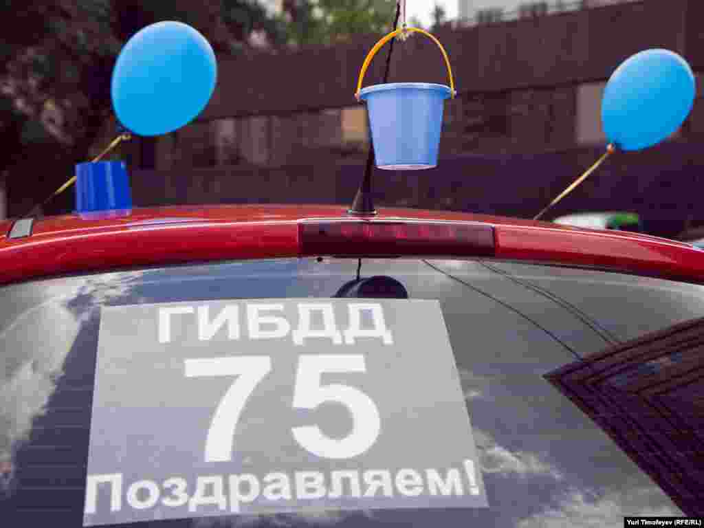 Несмотря на обещание ГУВД Москвы не допустить автопробега, в 12 часов дня на проспекте Сахарова у дома 10 собралось около 30 автомобилей с синими шариками и ведерками на крышах и наклейками "ГИБДД 75 лет. Поздравляем!" и "Я пропускаю только 01 02 03".