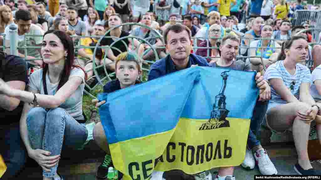 Попри пропущений гол, вболівальники підтримували свою команду…