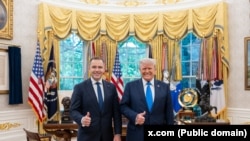 Карол Навроцки, претседател на Полска (лево) и претседателот на САД, Доналд Трамп(десно), во Романија, 25 август 2025 година.