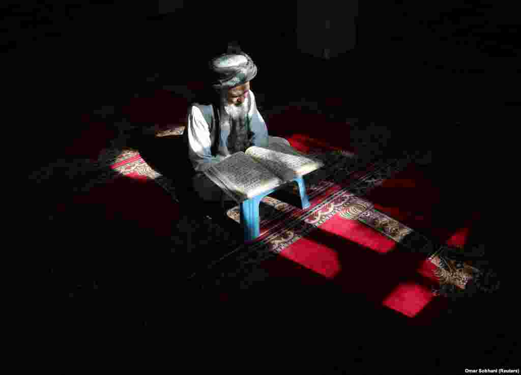 Одинокий афганець читає Коран у мечеті в Кабулі 4 травня під час карантинних заходів (Reuters/Omar Sobhani)