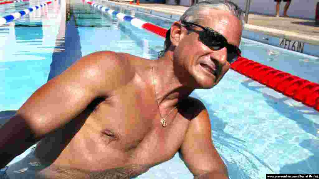 Грег Луганис - американский профессиональный пловец, Олимпийский чемпион, ЛГБТ-активист, писатель. В 1995 году Луганис впервые публично заговорил о себе как о гее и о том, что заражён ВИЧ. 